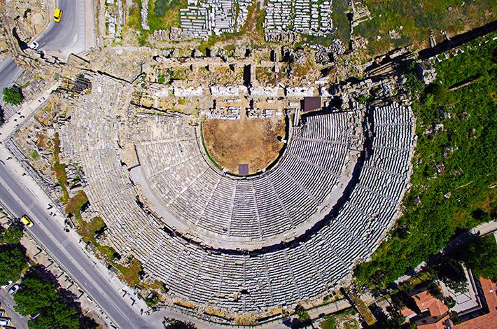 Antalya Side Tiyatrosu Side Antik Tiyatrosu Akdeniz Side Antik Kenti Roma Mimarisi  Antoninler Dönemi Pompeius Tiyatrosu Dionysos Frizi 