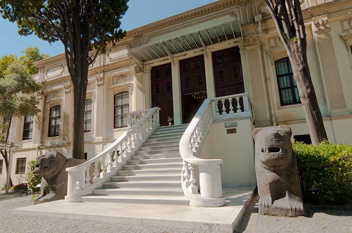 İstanbul Arkeoloji Müzesi  giriş kapısı dış çekim merdivenler Osman Hamdi Bey çinili köşk Şark eserleri Cağoloğlu