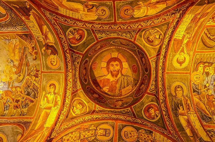 Nevşehir karanlık kilise Göreme mezar  İsanın isismler resim Hristiyanlık 12.yüzyıl havariler iç çekim kök boyası Tevrat