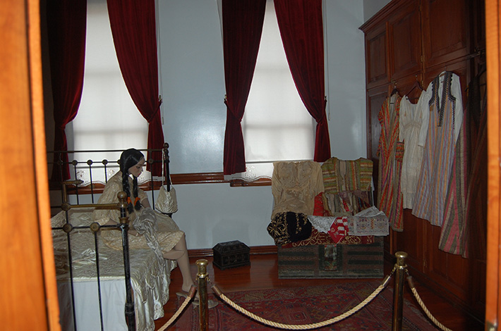 Zonguldak Karadeniz Ereğli Müzesi Halil Paşa Konağı Gündelik Yaşam Alanı Oturma Odası Yer Sofrası Yöresel Eşyalar