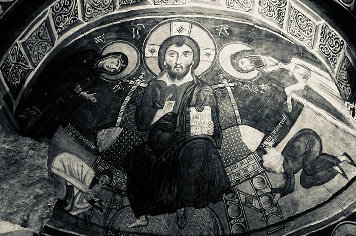 Nevşehir karanlık kilise Göreme siyah beyaz isanın resmi  dua Tevrat havariler kubbe Hristiyanlık kök boyası