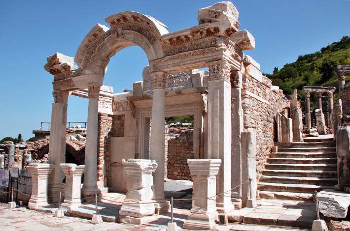 İzmir Efes Örenyeri antik kent antikçağ metropolis  Hellenistik Roma Nykie kabartması melek figürü zafer sembolü kanat