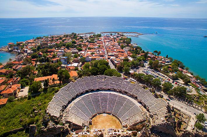 Antalya Side Tiyatrosu Genel Görünüm  Roma Mimarisi Pompeius Tiyatrosu Dionysos Frizi Antoninler Dönemi Akdeniz