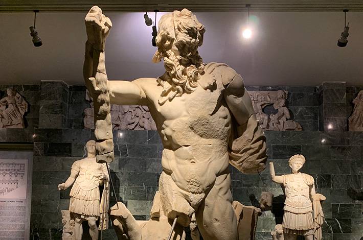 Antalya Arkeoloji Müzesi Sandaletini Bağlayan Hermes Heykeli Roma Dönemi Merkür Lysippos Perge Kaplumbağa Kanatlı Haberci