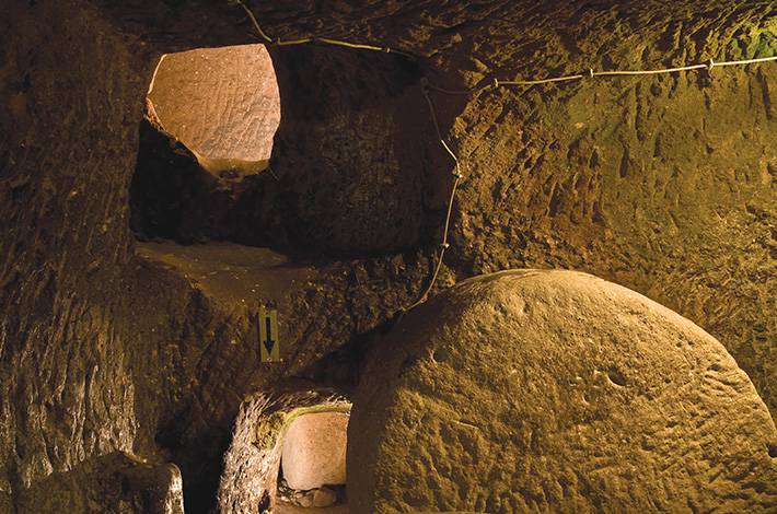 Nevşehir Özkonak Yeraltı Şehri Kapadokya mağara tünel taş giriş tünelleri devasa taşlar salon iç çekim tığnız