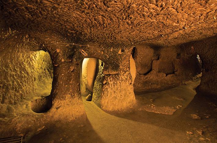 Nevşehir Özkonak Yeraltı Şehri Kapadokya mağara tünel taş oyuk giriş tünelleri avlanma delikleri iç salon tünel geçiş