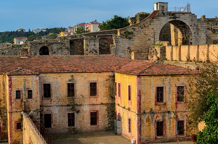 Sinop Tarihi Ceza Evi anadolunun alkatrazı sinop kalesi cezaevi aldırma gönül aldırma antik dönem ünlü isimler