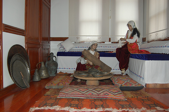 Zonguldak Karadeniz Ereğli Müzesi Halil Paşa Konağı Geç Roma Dönemi Kucağında Bebeğiyle Oturan Kadın Heykeli