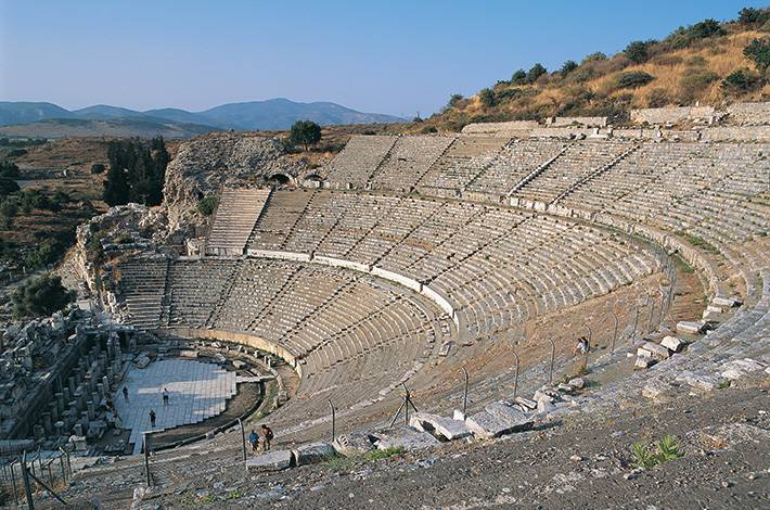 İzmir Efes Örenyeri antik kent antikçağ metropolis  Hellenistik Roma Hadrian tapınağı sütun yakın çekim kabartmalar