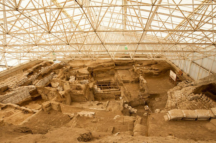 KONYA ÇATALHÖYÜK ÖRENYERİ neolitik dönem taş devri ilk yerleşim bitişik evler duvar resimleri leopar kültü anatanrıça kültü