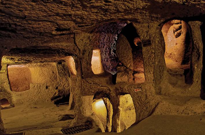 Nevşehir kaymaklı yeraltı şehri Hititler 8 katlı şehir oyuklar geçitler kapılar iç alan taş duvarlar M.Ö.3000 yılı