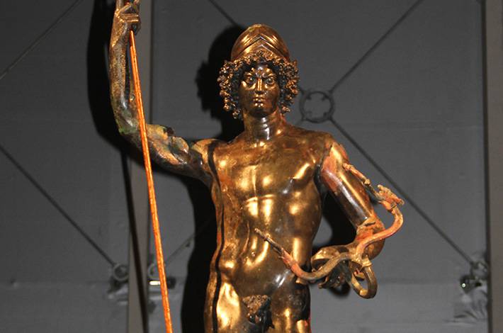 Gaziantep zeugma mozaik müzesi mars heykeli bronz mars heykeli elinde yılan tutuyor. Türkiyeden kaçırılan eserler