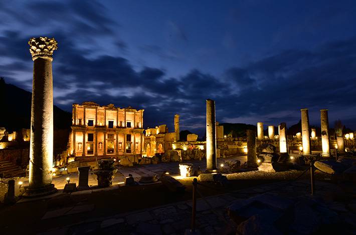 İzmir Efes Örenyeri antik kent antikçağ metropolis  Hellenistik Roma amfi tiyatro genel görünüm Artemision Hestia