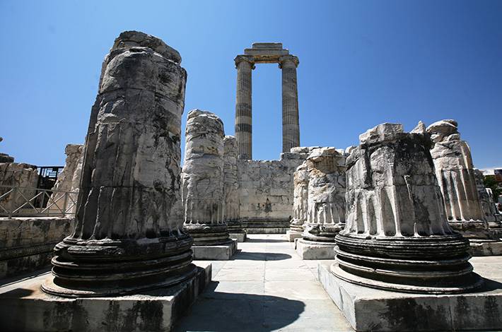 Aydın Didim Örenyeri Antik Çağ'ın En İyi Korunmuş Tapınağı Persler İon Tarzında Yapılmış Dünyanın En Büyük Üçüncü Tapınağı Hellenistik Döneme Ait Naiskos
