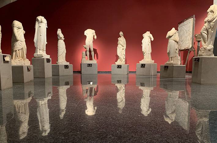 Antalya Arkeoloji Müzesi Dansöz Heykeli Kiton Hematyon Pamphylia Bölgesi Roma Dönemi Perge Ekolü Siyah Beyaz Mermer