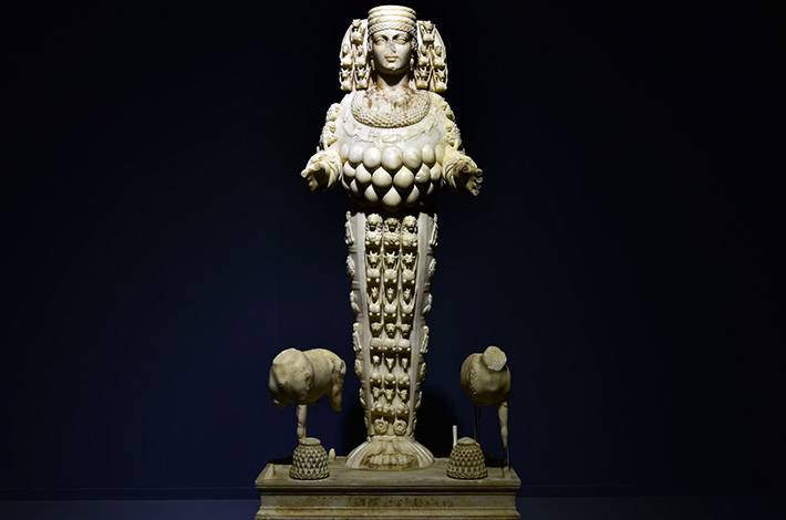 Efes Müzesi Efes Artemis bereket tanrıçası ana tanrıça kybele kültü kadın anaerdik dönempolo frontel duruş
