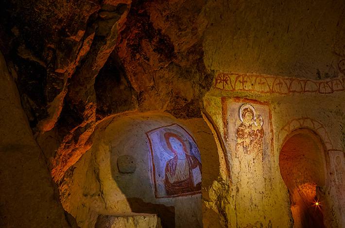 Nevşehir karanlık kilise Göreme İncil Tevrat Hristiyanlık İsa kutsal ruh Meryem Ana tünel mağara geçit oyuk taş duvar