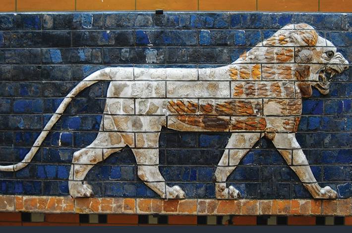 İstanbul Arkeoloji Müzesi iç çekim Osman Hamdi Bey klasik bina Neo klasik renkli mozaik aslan figürü duvar çinili köşk