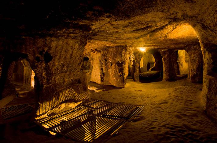Nevşehir kaymaklı yeraltı şehri Hititler 8 katlı şehir M.Ö.3000 yıl sığınak taş geçitler esrarengiz havalandırma