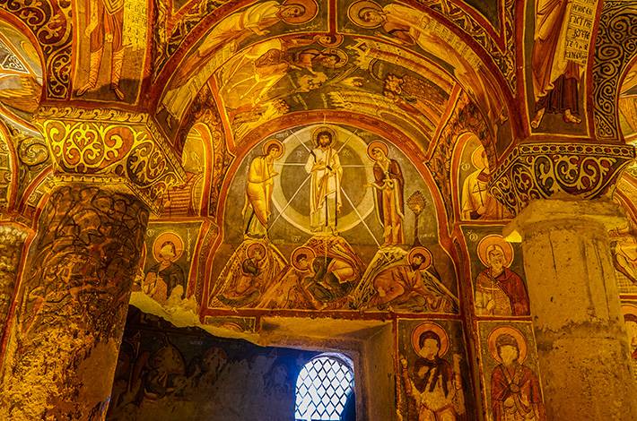 Nevşehir karanlık kilise Göreme İncil Tevrat Hristiyanlık İsa havariler görsel şölen kutsal ruh kubbe kök boyası dini