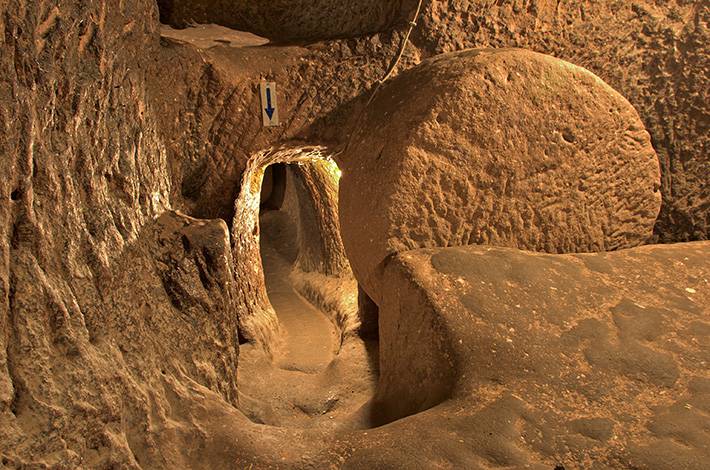 Nevşehir Özkonak Yeraltı Şehri Kapadokya mağara tünel taş giriş tünelleri avlanma delikleri geçitler hava oyukları  