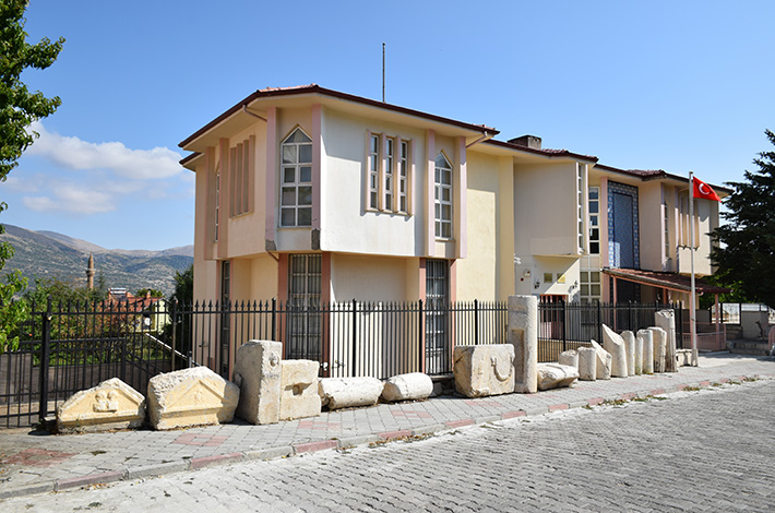 ısparta uluborlu müzesi etnogrofya arkeoloji islami roma dönemi halk kütüphanesi kültür sarayı binası 