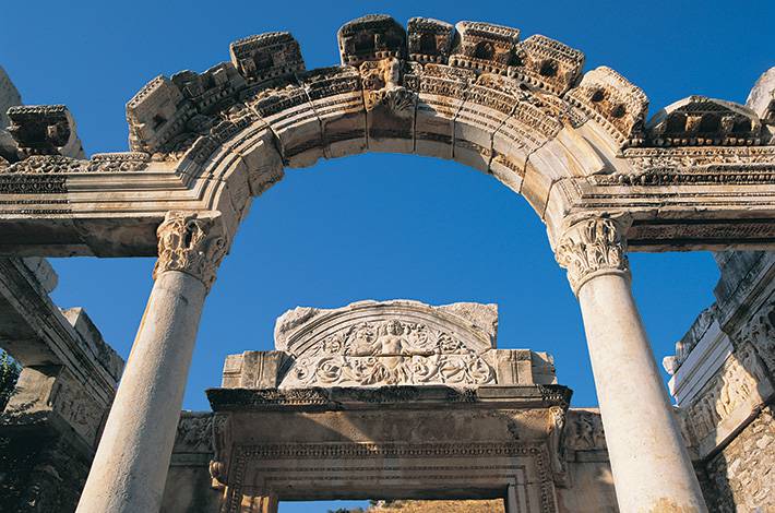 İzmir Efes Örenyeri antik kent antikçağ metropolis  Hellenistik Roma Hadrian tapınağı sütun genel görünüm