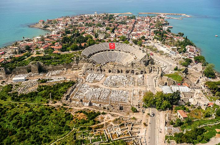 Antalya Side Tiyatrosu Genel Görünüm Akdeniz Roma Mimarisi Dionysos Frizi  Antoninler Dönemi Pompeius Tiyatrosu 